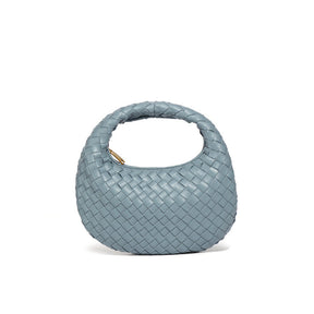 Bolsa Samile estilo baguete com trama trançada à mão. Elegante, moderna e exclusiva, é perfeita para mulheres que valorizam estilo e acabamento impecável.