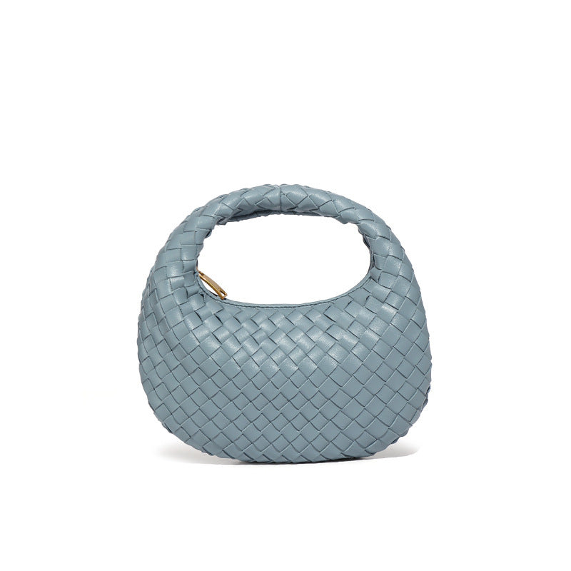 Bolsa Samile estilo baguete com trama trançada à mão. Elegante, moderna e exclusiva, é perfeita para mulheres que valorizam estilo e acabamento impecável.