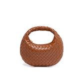 Bolsa Samile estilo baguete com trama trançada à mão. Elegante, moderna e exclusiva, é perfeita para mulheres que valorizam estilo e acabamento impecável.