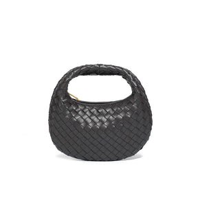 Bolsa Samile estilo baguete com trama trançada à mão. Elegante, moderna e exclusiva, é perfeita para mulheres que valorizam estilo e acabamento impecável.