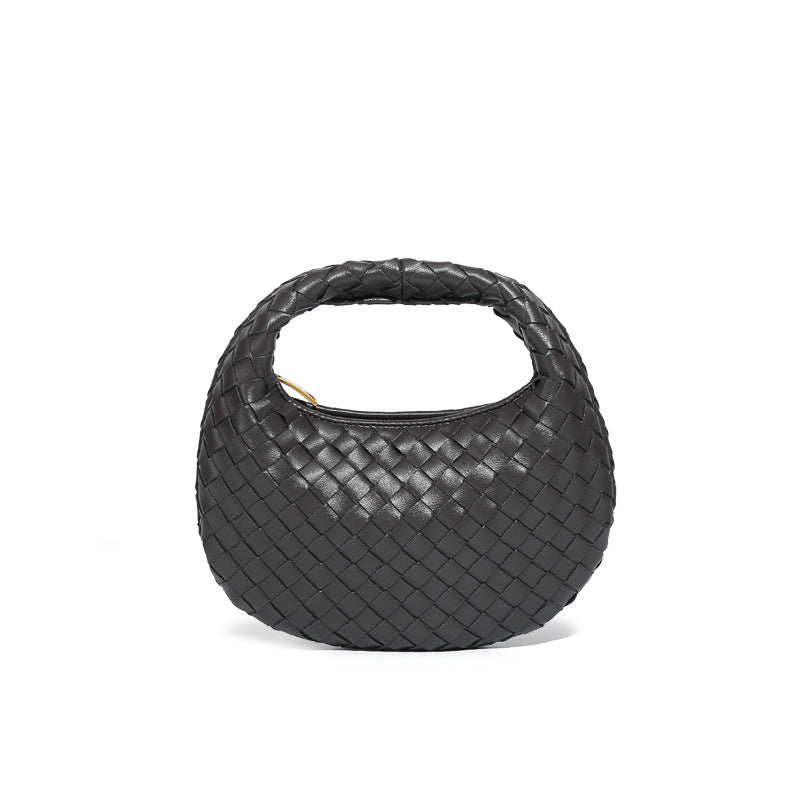 Bolsa Samile estilo baguete com trama trançada à mão. Elegante, moderna e exclusiva, é perfeita para mulheres que valorizam estilo e acabamento impecável.
