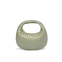 Bolsa Samile estilo baguete com trama trançada à mão. Elegante, moderna e exclusiva, é perfeita para mulheres que valorizam estilo e acabamento impecável.