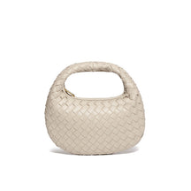 Bolsa Samile estilo baguete com trama trançada à mão. Elegante, moderna e exclusiva, é perfeita para mulheres que valorizam estilo e acabamento impecável.