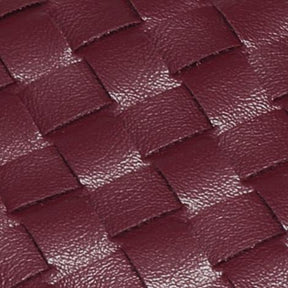 Bolsa Samile estilo baguete com trama trançada à mão. Elegante, moderna e exclusiva, é perfeita para mulheres que valorizam estilo e acabamento impecável.