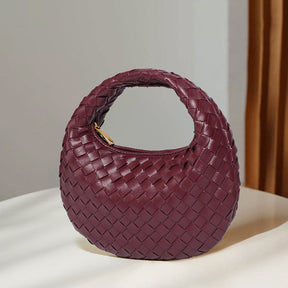 Bolsa Samile estilo baguete com trama trançada à mão. Elegante, moderna e exclusiva, é perfeita para mulheres que valorizam estilo e acabamento impecável.