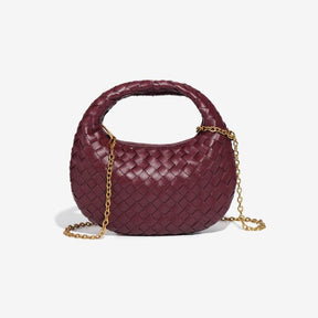 Bolsa Samile estilo baguete com trama trançada à mão. Elegante, moderna e exclusiva, é perfeita para mulheres que valorizam estilo e acabamento impecável.