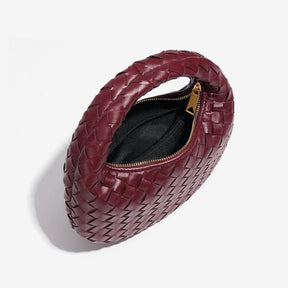 Bolsa Samile estilo baguete com trama trançada à mão. Elegante, moderna e exclusiva, é perfeita para mulheres que valorizam estilo e acabamento impecável.