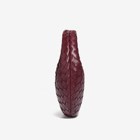 Bolsa Samile estilo baguete com trama trançada à mão. Elegante, moderna e exclusiva, é perfeita para mulheres que valorizam estilo e acabamento impecável.
