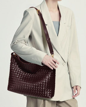 Bolsa Sara trançada, moderna e espaçosa, ideal para o verão. Sofisticada e prática, acomoda tudo com estilo nos dias quentes e agitados.