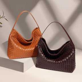 Bolsa Sara trançada, moderna e espaçosa, ideal para o verão. Sofisticada e prática, acomoda tudo com estilo nos dias quentes e agitados.