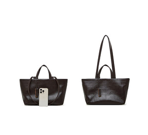 Bolsa Jéssica em couro legítimo, elegante e funcional. Design minimalista, espaçosa e com divisórias ideais para trabalho, viagens ou o dia a dia.