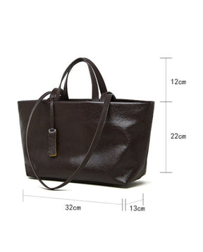 Bolsa Jéssica em couro legítimo, elegante e funcional. Design minimalista, espaçosa e com divisórias ideais para trabalho, viagens ou o dia a dia.