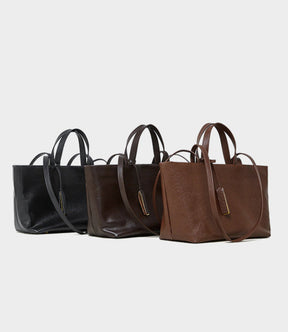 Bolsa Jéssica em couro legítimo, elegante e funcional. Design minimalista, espaçosa e com divisórias ideais para trabalho, viagens ou o dia a dia.