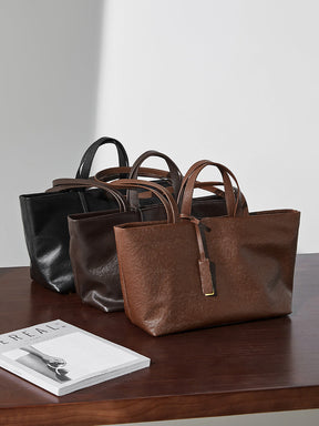 Bolsa Jéssica em couro legítimo, elegante e funcional. Design minimalista, espaçosa e com divisórias ideais para trabalho, viagens ou o dia a dia.