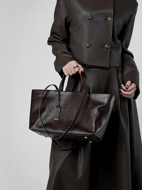 Bolsa Jéssica em couro legítimo, elegante e funcional. Design minimalista, espaçosa e com divisórias ideais para trabalho, viagens ou o dia a dia.