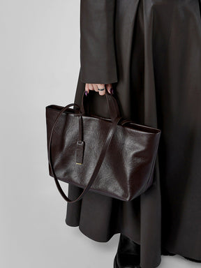 Bolsa Jéssica em couro legítimo, elegante e funcional. Design minimalista, espaçosa e com divisórias ideais para trabalho, viagens ou o dia a dia.