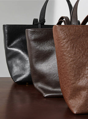 Bolsa Jéssica em couro legítimo, elegante e funcional. Design minimalista, espaçosa e com divisórias ideais para trabalho, viagens ou o dia a dia.