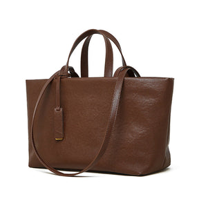 Bolsa Jéssica em couro legítimo, elegante e funcional. Design minimalista, espaçosa e com divisórias ideais para trabalho, viagens ou o dia a dia.
