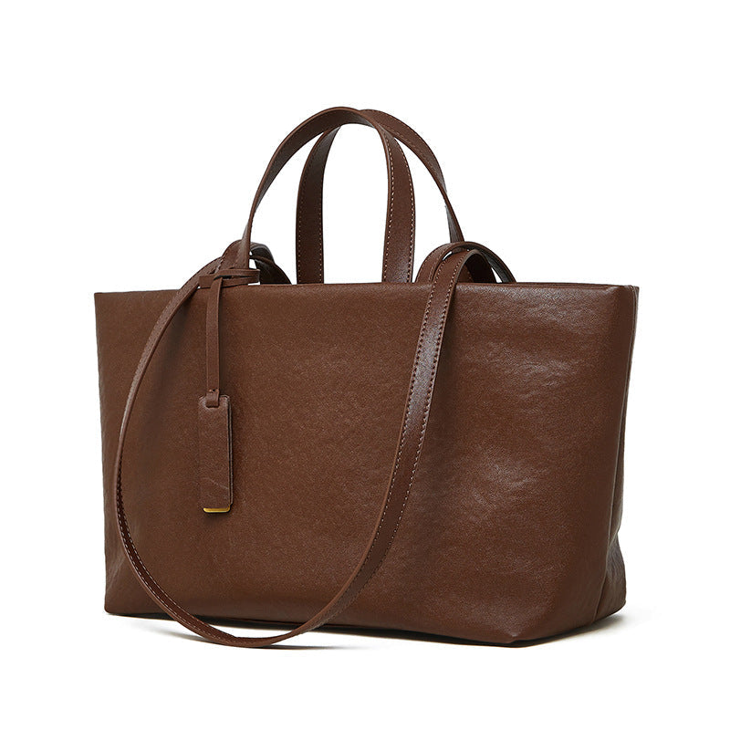 Bolsa Jéssica em couro legítimo, elegante e funcional. Design minimalista, espaçosa e com divisórias ideais para trabalho, viagens ou o dia a dia.
