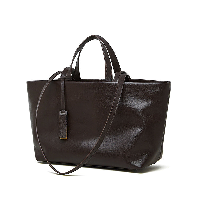 Bolsa Jéssica em couro legítimo, elegante e funcional. Design minimalista, espaçosa e com divisórias ideais para trabalho, viagens ou o dia a dia.