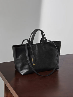 Bolsa Jéssica em couro legítimo, elegante e funcional. Design minimalista, espaçosa e com divisórias ideais para trabalho, viagens ou o dia a dia.