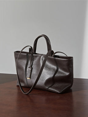 Bolsa Jéssica em couro legítimo, elegante e funcional. Design minimalista, espaçosa e com divisórias ideais para trabalho, viagens ou o dia a dia.