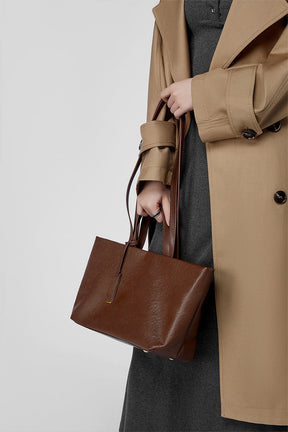 Bolsa Jéssica em couro legítimo, elegante e funcional. Design minimalista, espaçosa e com divisórias ideais para trabalho, viagens ou o dia a dia.