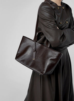 Bolsa Jéssica em couro legítimo, elegante e funcional. Design minimalista, espaçosa e com divisórias ideais para trabalho, viagens ou o dia a dia.