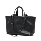 Bolsa Jéssica em couro legítimo, elegante e funcional. Design minimalista, espaçosa e com divisórias ideais para trabalho, viagens ou o dia a dia.
