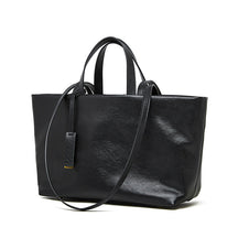 Bolsa Jéssica em couro legítimo, elegante e funcional. Design minimalista, espaçosa e com divisórias ideais para trabalho, viagens ou o dia a dia.