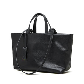 Bolsa Jéssica em couro legítimo, elegante e funcional. Design minimalista, espaçosa e com divisórias ideais para trabalho, viagens ou o dia a dia.
