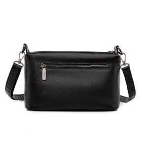 Bolsa Alicia em couro legítimo, compacta e funcional. Design minimalista, alça regulável e espaço ideal para itens essenciais com praticidade e estilo.