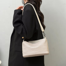 Bolsa Alicia em couro legítimo, compacta e funcional. Design minimalista, alça regulável e espaço ideal para itens essenciais com praticidade e estilo.