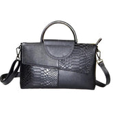 Bolsa Ísis em couro legítimo, elegante e funcional. Toque macio, design refinado e compartimentos internos ideais para organizar com estilo e praticidade.