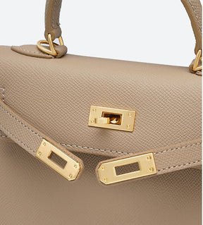 Bolsa Helena em couro legítimo, pequena, elegante e durável. Design clássico inspirado em Grace Kelly, perfeita para quem busca sofisticação atemporal.