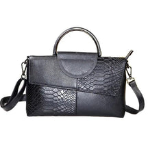 Bolsa Ísis em couro legítimo, elegante e funcional. Toque macio, design refinado e compartimentos internos ideais para organizar com estilo e praticidade.