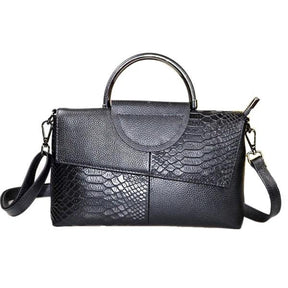 Bolsa Ísis em couro legítimo, elegante e funcional. Toque macio, design refinado e compartimentos internos ideais para organizar com estilo e praticidade.