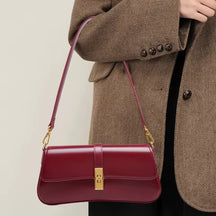 Bolsa Ana em couro legítimo, estilo baguette. Compacta, elegante e resistente, com divisórias internas que garantem praticidade e organização no dia a dia.