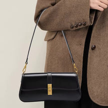 Bolsa Ana em couro legítimo, estilo baguette. Compacta, elegante e resistente, com divisórias internas que garantem praticidade e organização no dia a dia.