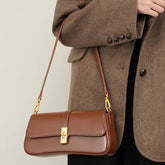 Bolsa Ana em couro legítimo, estilo baguette. Compacta, elegante e resistente, com divisórias internas que garantem praticidade e organização no dia a dia.