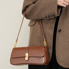 Bolsa Ana em couro legítimo, estilo baguette. Compacta, elegante e resistente, com divisórias internas que garantem praticidade e organização no dia a dia.