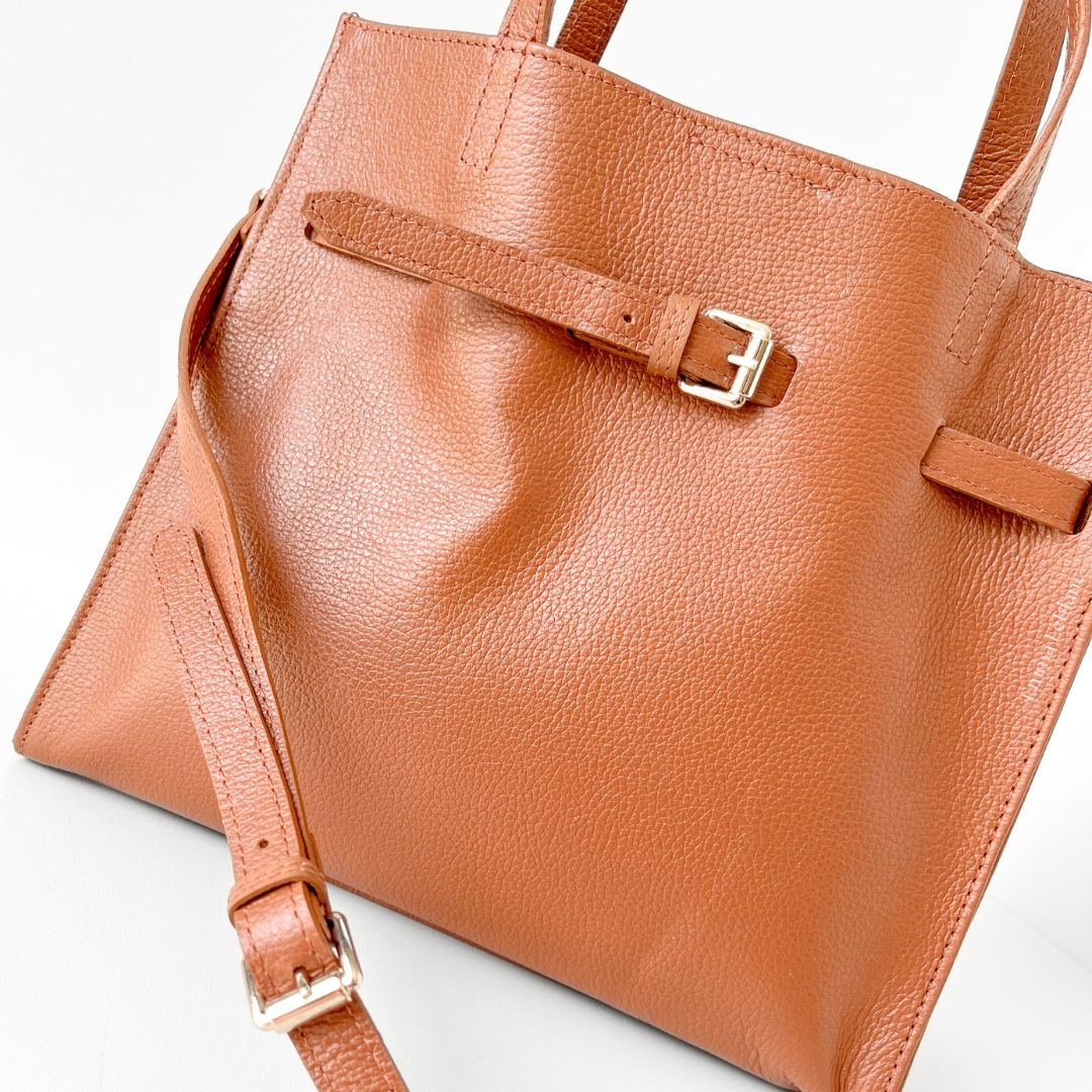A Bolsa em Couro Aurora é uma peça sofisticada, elegante e prática, ideal para quem busca um acessório versátil que combina com diversas ocasiões.