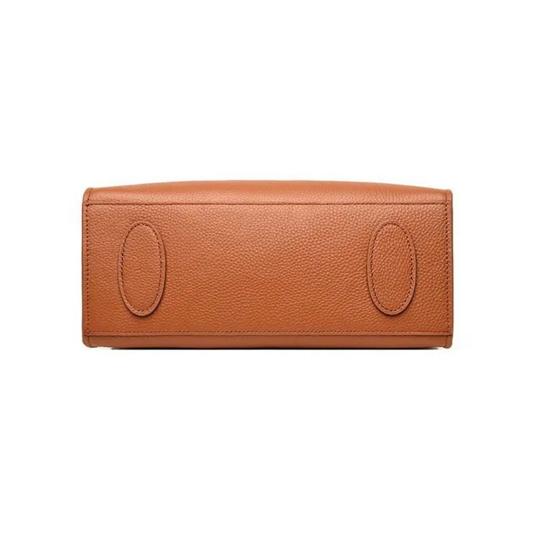 A Bolsa em Couro Aurora é uma peça sofisticada, elegante e prática, ideal para quem busca um acessório versátil que combina com diversas ocasiões.