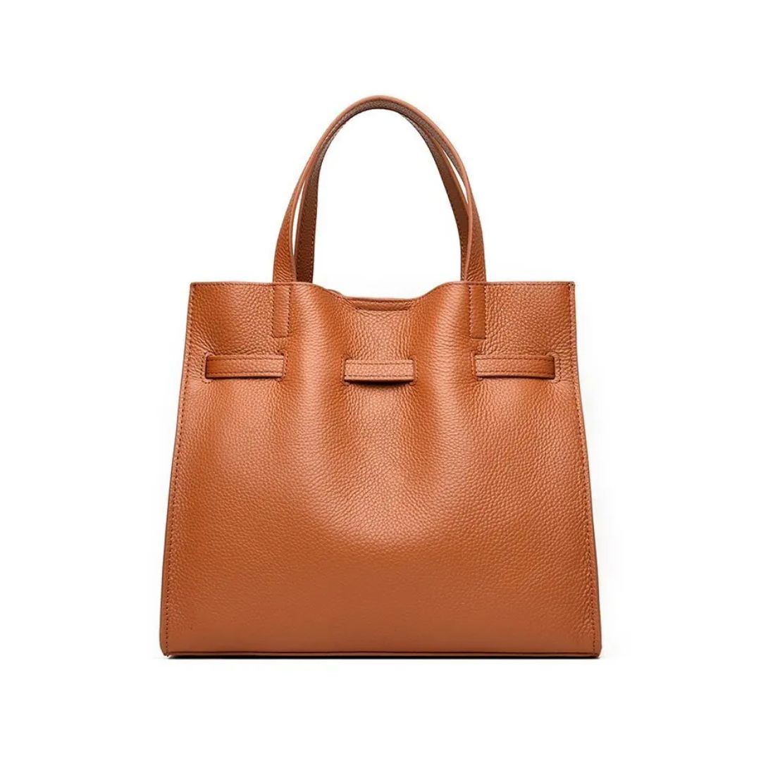 A Bolsa em Couro Aurora é uma peça sofisticada, elegante e prática, ideal para quem busca um acessório versátil que combina com diversas ocasiões.