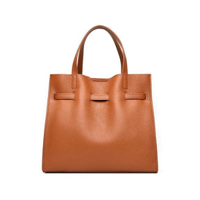 A Bolsa em Couro Aurora é uma peça sofisticada, elegante e prática, ideal para quem busca um acessório versátil que combina com diversas ocasiões.