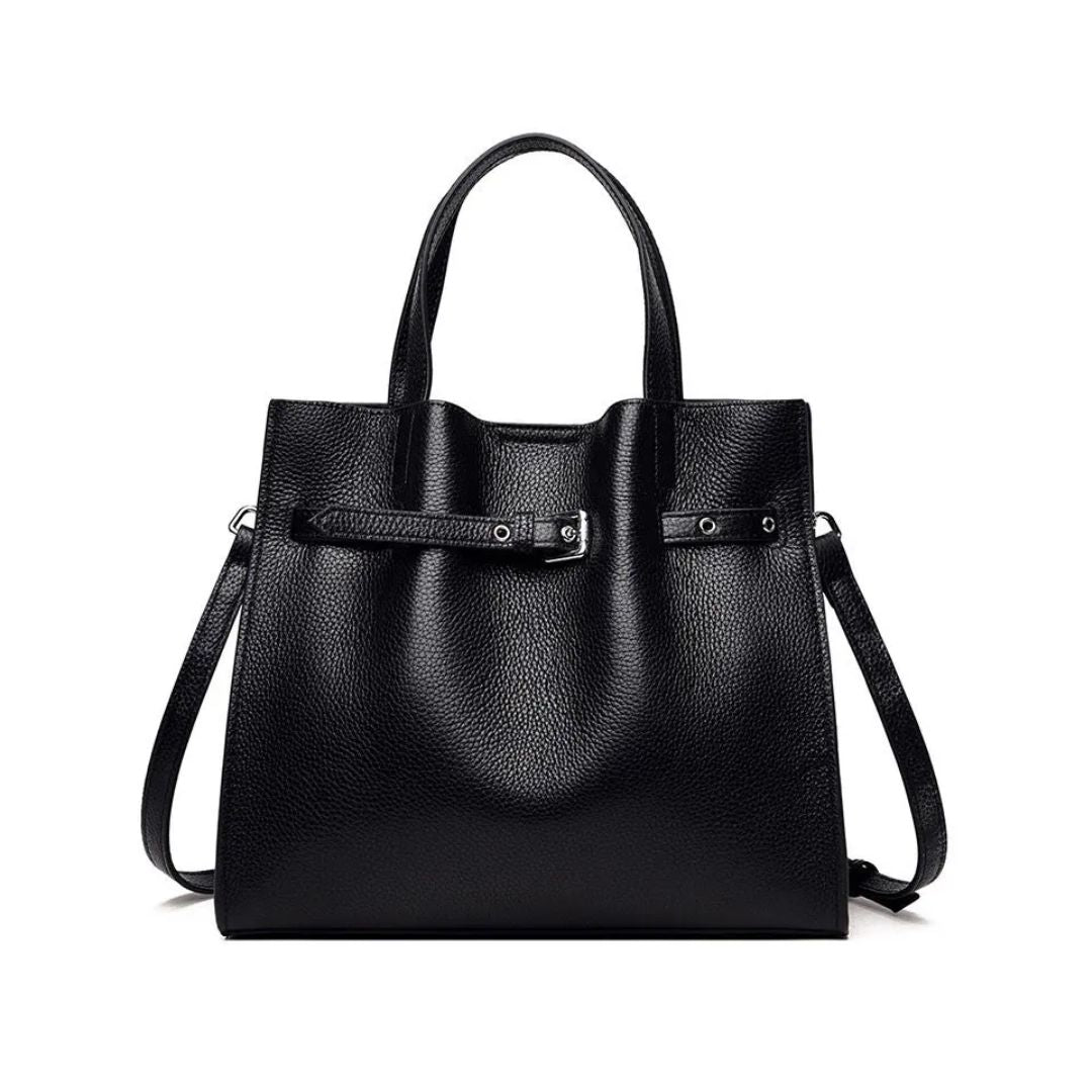 A Bolsa em Couro Aurora é uma peça sofisticada, elegante e prática, ideal para quem busca um acessório versátil que combina com diversas ocasiões.