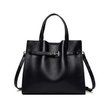 A Bolsa em Couro Aurora é uma peça sofisticada, elegante e prática, ideal para quem busca um acessório versátil que combina com diversas ocasiões.