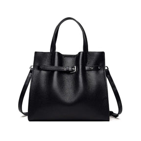 A Bolsa em Couro Aurora é uma peça sofisticada, elegante e prática, ideal para quem busca um acessório versátil que combina com diversas ocasiões.
