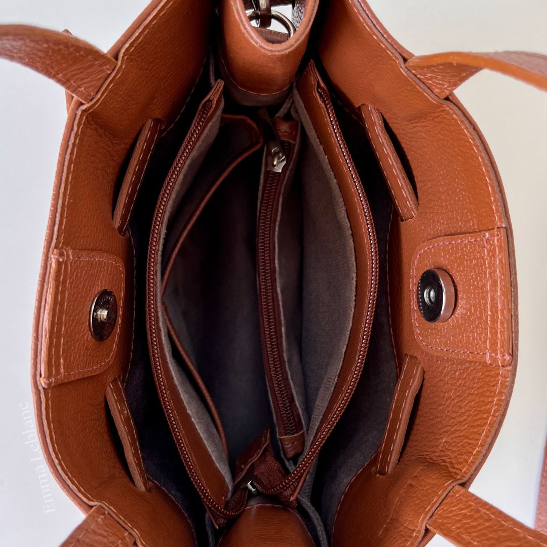 A Bolsa em Couro Aurora é uma peça sofisticada, elegante e prática, ideal para quem busca um acessório versátil que combina com diversas ocasiões.