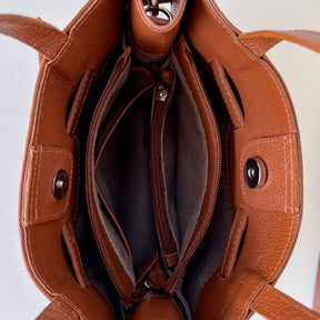 A Bolsa em Couro Aurora é uma peça sofisticada, elegante e prática, ideal para quem busca um acessório versátil que combina com diversas ocasiões.